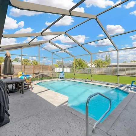 Getaway With Heated Pool And Fence By Siesta Key Beach